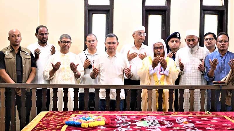 মওলানা ভাসানীর মাজার জিয়ারত করলেন প্রধানমন্ত্রী