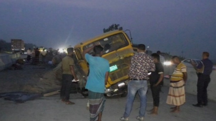 কালিহাতীতে ট্রাকের ধাক্কায় দুই শ্রমিক নিহত
