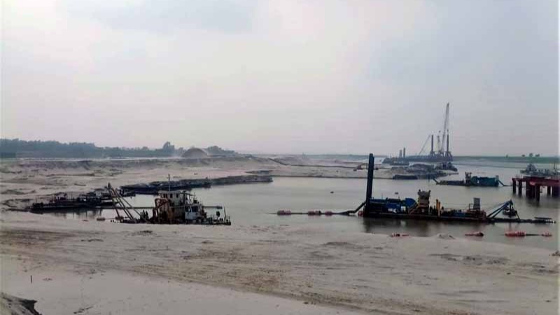 যমুনা নদীতে চলছে ১২ কোটি টাকার সরকারি বালু লুট 