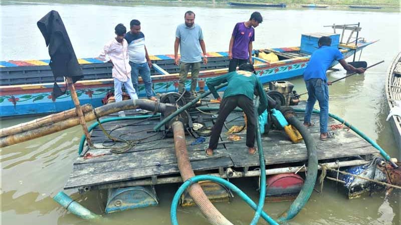 নাগরপুরে অবৈধ ড্রেজার চালানোর দায়ে জেল-জরিমানা