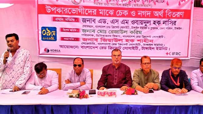 রেড ক্রিসেণ্টের উপকারভোগীদের মাঝে চেক বিতরণ