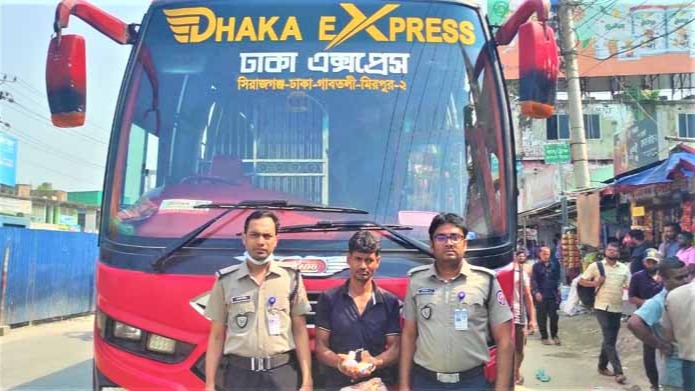 এলেঙ্গায় চলন্ত বাস থেকে ৪০০পিস ইয়াবাসহ যাত্রী আটক