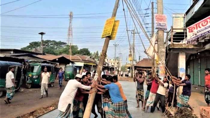 সড়কের মাঝ থেকে বৈদ্যুতিক খুঁটি অপসারণ