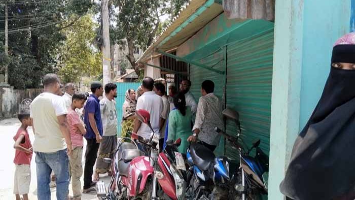 এলাকাবাসী মরদেহের ময়নাতদন্ত চায়!