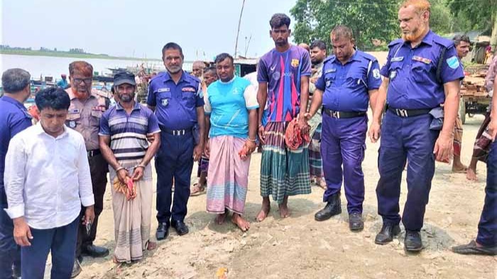 যমুনায় বালুখেকোর থাবা :: এক লাখ টাকা জরিমানা