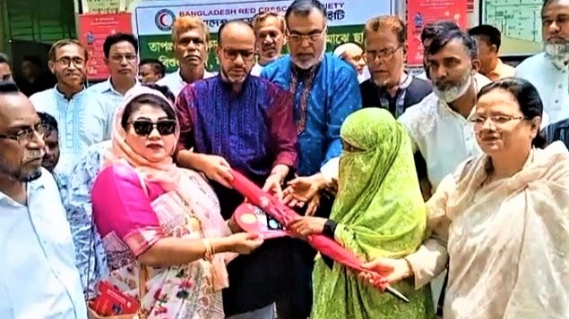 টাঙ্গাইলে রেড ক্রিসেন্ট সোসাইটির ছাতা ও মাস্ক বিতরণ