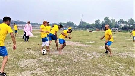 যমুনার বালুচরে সাংবাদিকদের প্রীতি ফুটবল ম্যাচ অনুষ্ঠিত