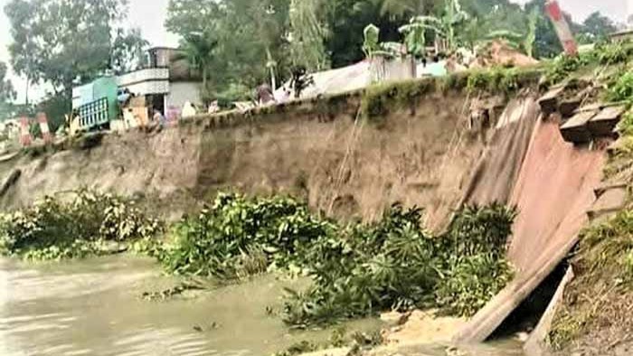 যমুনার গ্রাসে টাঙ্গাইল-তারাকান্দি আঞ্চলিক মহাসড়ক 