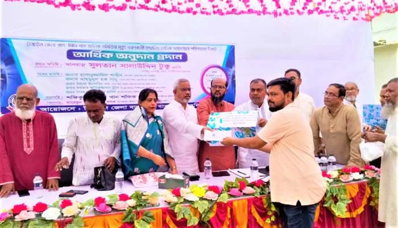 টাঙ্গাইলে নিহত বাস মালিকদের পরিবারকে অনুদান ও সম্মাননা প্রদান 