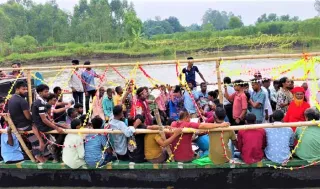 নদীর বুকে বেহুলা-লক্ষিন্দরের জীবন্ত নাট্যরূপ!