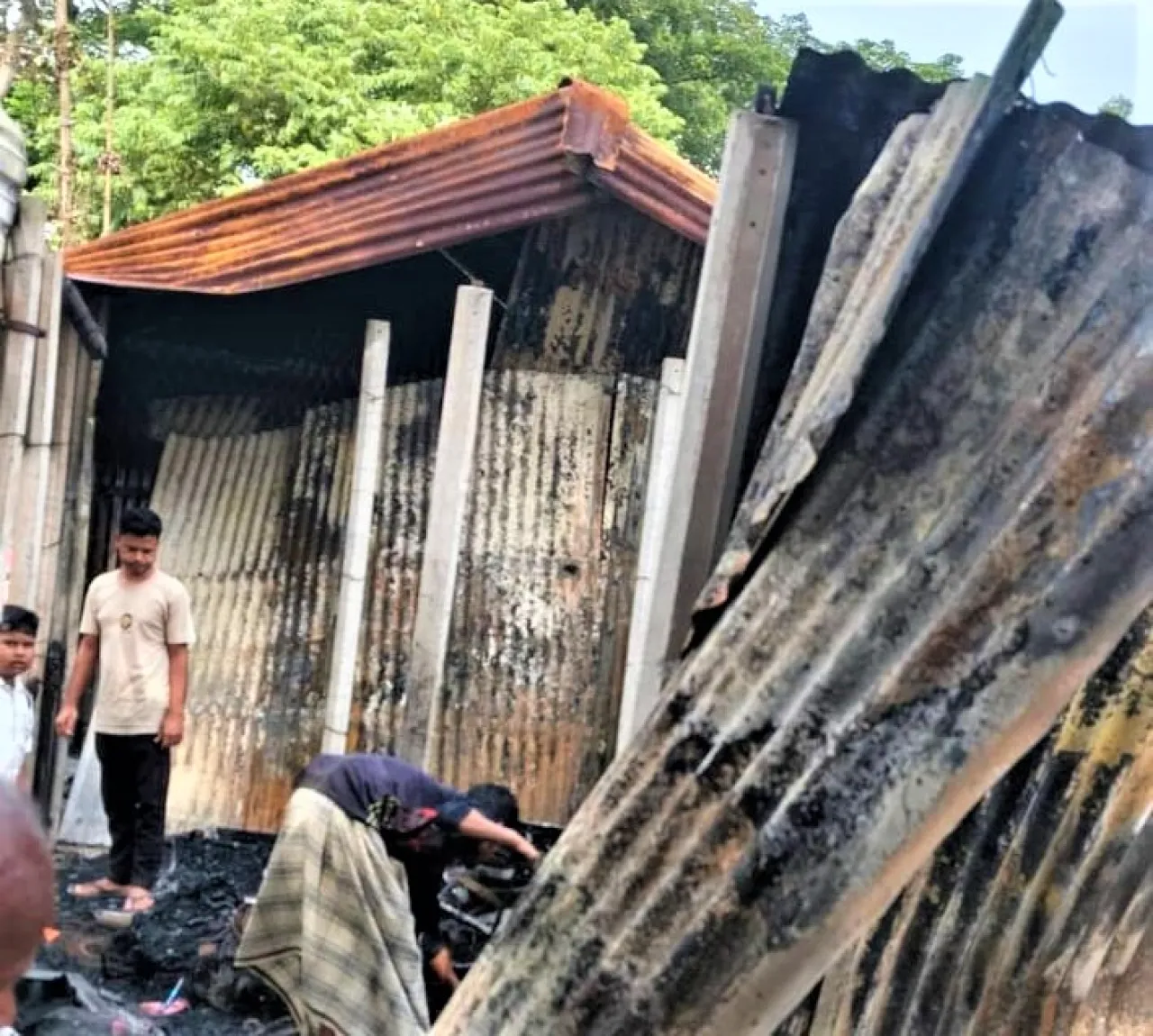 পৌজান বাজারে অগ্নিকাণ্ডে ছয় দোকান ভস্মীভুত