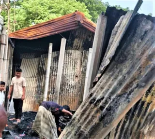 পৌজান বাজারে অগ্নিকাণ্ডে ছয় দোকান ভস্মীভুত