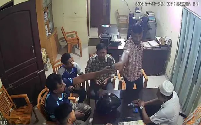ভূঞাপুরে জুট মিলের ম্যানেজারের রুমে তাকে হুমকি দেওয়া হচ্ছে। ছবিটি গত ২২ আগস্ট সন্ধ্যার সিসি ফুটেজ থেকে নেওয়া। 