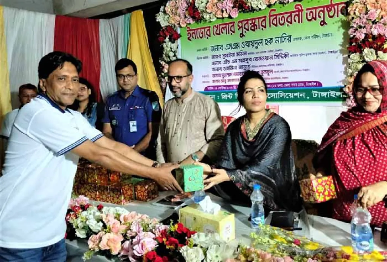 প্রিণ্ট মিডিয়া অ্যাসোসিয়েশনের ইনডোর গেমের পুরষ্কার বিতরণ