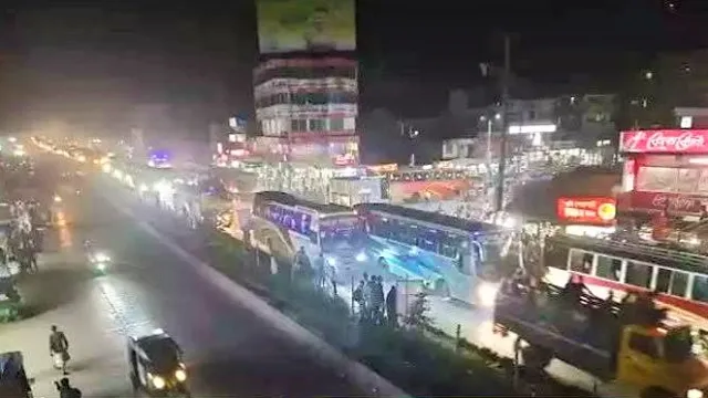 মহাসড়কে চালককে জিম্মি করে মাইক্রোবাস ছিনতাইয়ের চেষ্টা