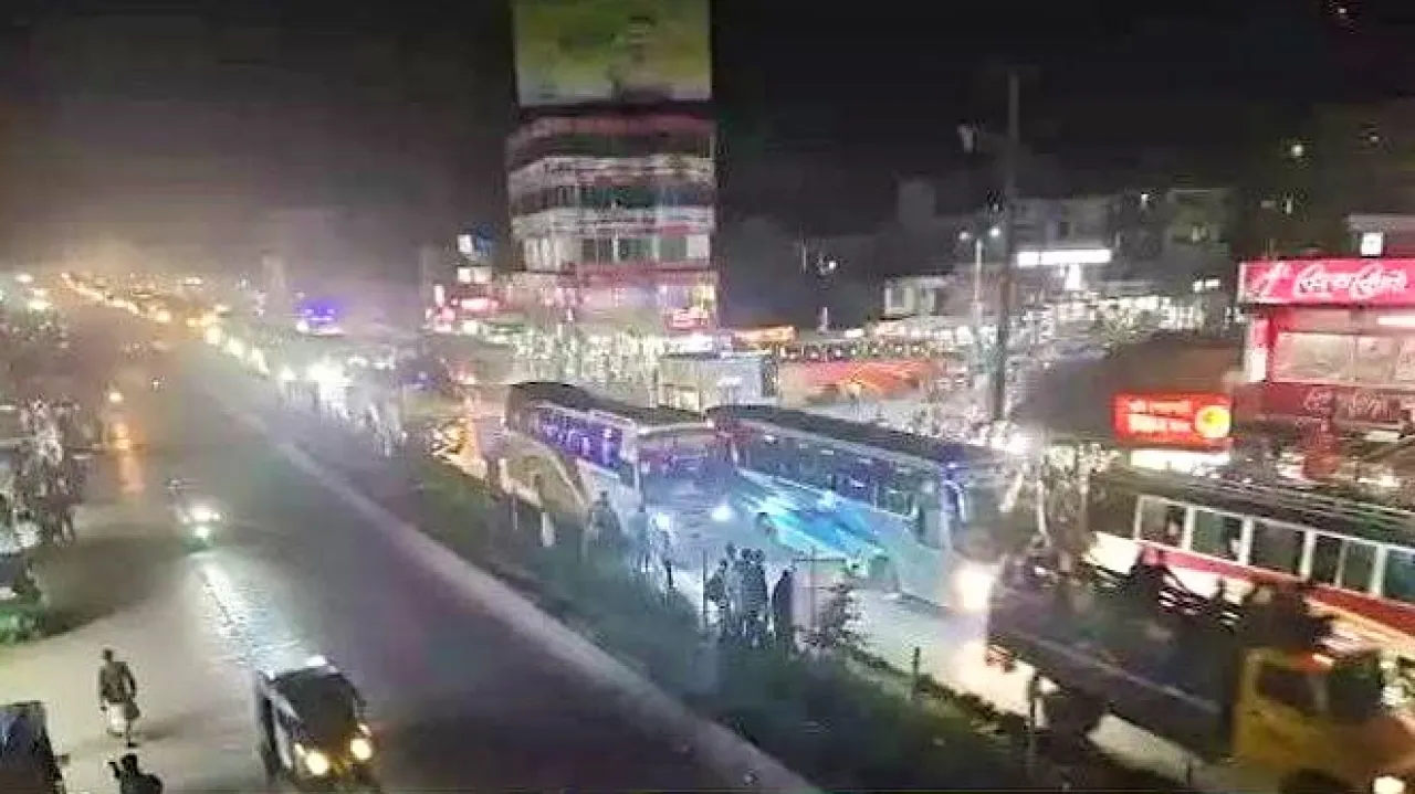 মহাসড়কে চালককে জিম্মি করে মাইক্রোবাস ছিনতাইয়ের চেষ্টা