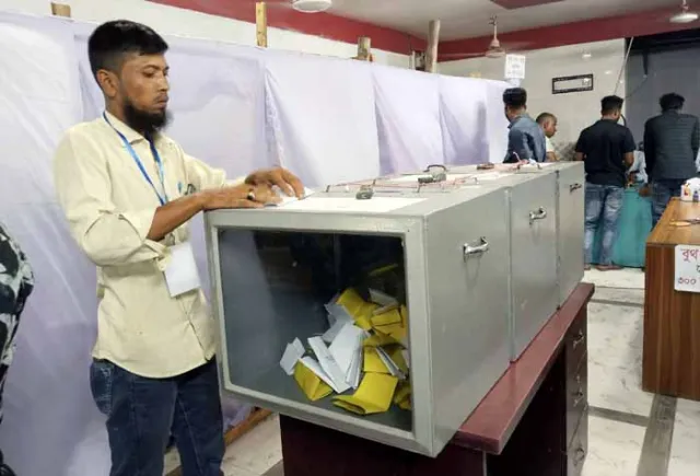 টাঙ্গাইল জেলা টাইলস শ্রমিক ইউনিয়নের নির্বাচনে ভোটাধিকার প্রয়োগ করছেন এক ভোটার।