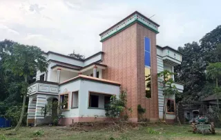 সখীপুরের কালিয়া ইউনিয়নের ধলিপাড়া এলাকায় বনভূমি দখল করে নুর মোহাম্মদ বাবুলের নির্মিত ডুপ্লেক্স বাড়ি।