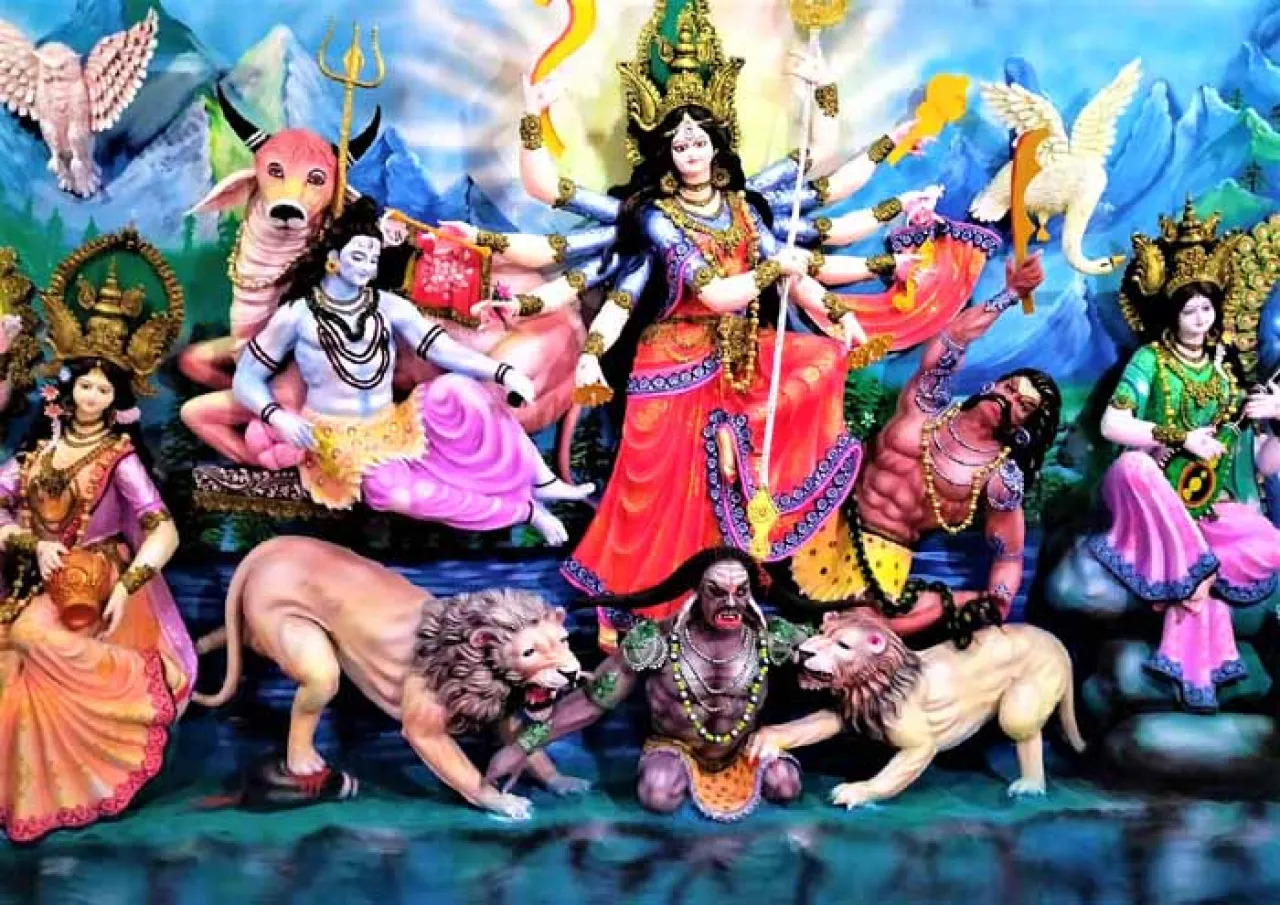 তুলির শেষ আঁচড়ে মূর্ত হচ্ছেন দেবী দুর্গা  