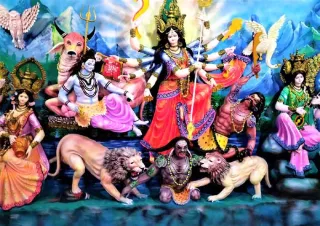 তুলির শেষ আঁচড়ে মূর্ত হচ্ছেন দেবী দুর্গা  