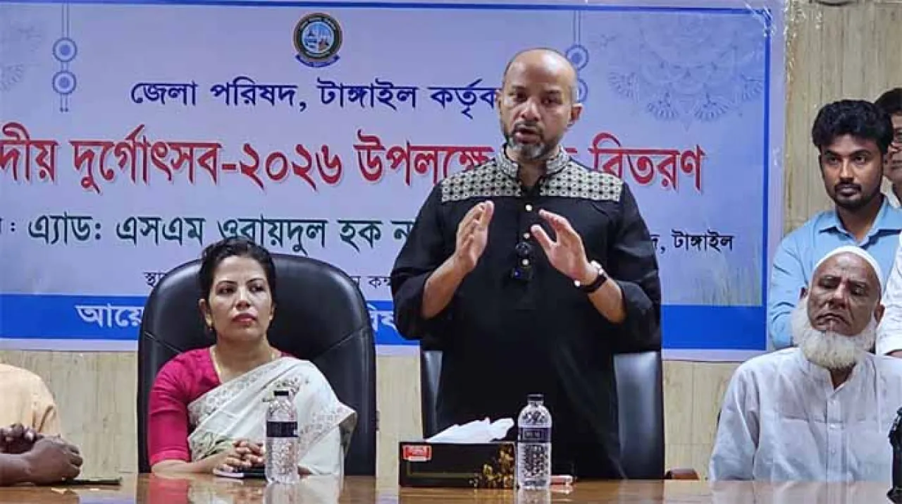 টাঙ্গাইল জেলা পরিষদের পূজামণ্ডপে আর্থিক উপহার 