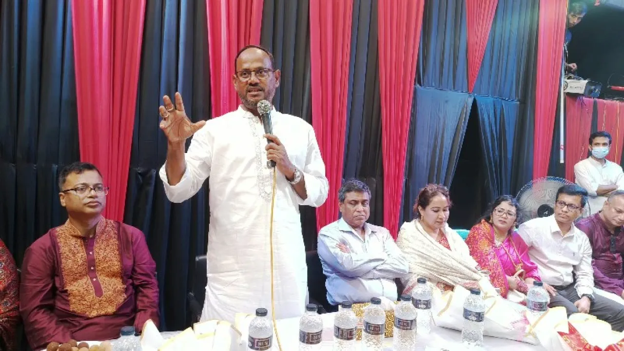 দুই শতাধিক দুর্গাপূজামণ্ডপ পরিদর্শন করলেন মৎস্য ও প্রাণিসম্পদ প্রতিমন্ত্রী