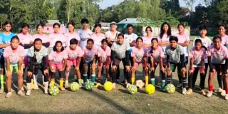 প্রথম আলো নারী ফুটবল টুর্নামেন্টে অংশ নিতে ঢাকা গেল টাঙ্গাইলের মোনালিসা একাডেমি