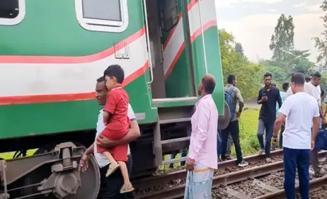 মির্জাপুরে নীলসাগর এক্সপ্রেস লাইনচ্যুত হয়ে ঢাকার সঙ্গে উত্তরবঙ্গের ট্রেন চলাচল বন্ধ