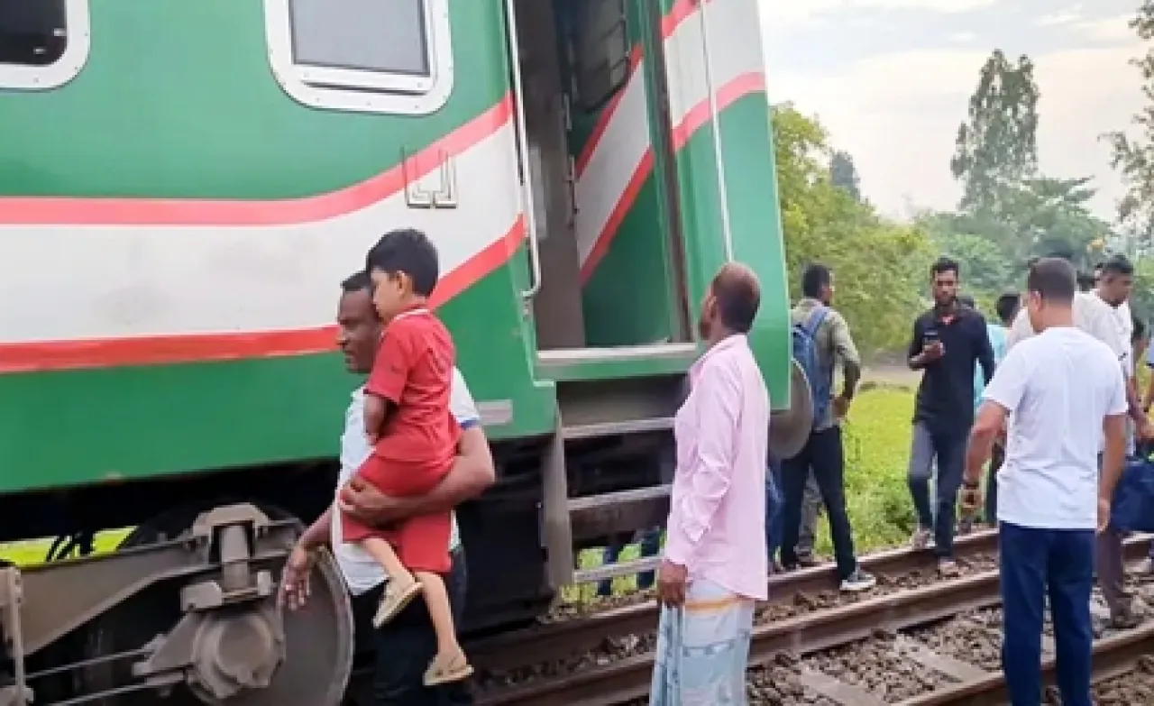 লাইনচ্যুতির ছয় ঘণ্টা পর ঢাকার সঙ্গে উত্তরাঞ্চলের রেল যোগাযোগ স্বাভাবিক